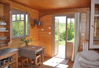 La roulotte d Alcas has Balcony rooms