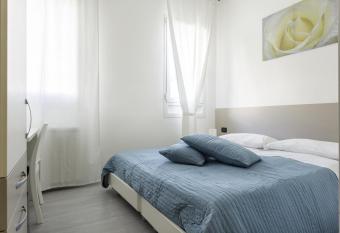 Easy Venice Rooms 1-2 allows 18 year olds to book a room