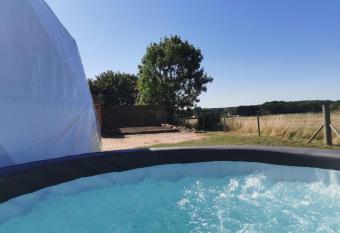 Lincoln Star Dome, Hot tub, BBQ has rooms with a private hot tub