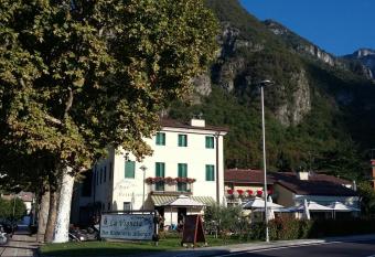 La Vigneta has Balcony rooms