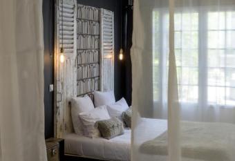 La Parenthese du Rond Royal allows 18 year olds to book a room