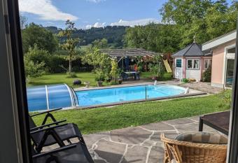 Sch  ne Wohnung mit Terrasse, Garten und Pool has Balcony rooms