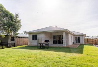 Hidden Woodland Paradise, Spacious Backyard & BBQ - 2024 New Built Home near Logan Hospital, Ikea & More has Balcony rooms