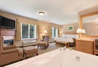 Days Inn & Suites by Wyndham Thunder Bay has rooms with a private hot tub