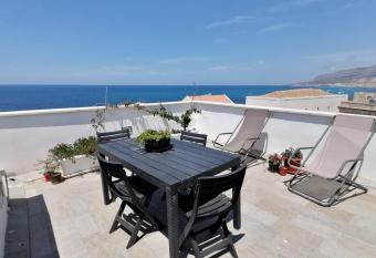 Rooms & Breakfast Destination Trapani allows 18 year olds to book a room