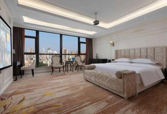 Days Inn by Wyndham Chongqing Jiulongpo has rooms with a private hot tub