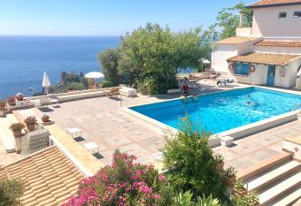 Residence Terra Rossa Taormina allows 18 year olds to book a room