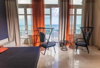 Central Gallery Rooms- Palazzo D Ali  Staiti XIX allows 18 year olds to book a room