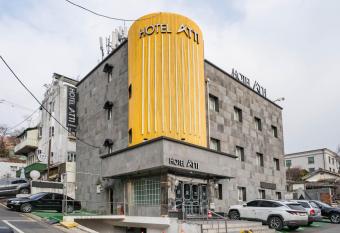 Hotel Atti allows 18 year olds to book a room