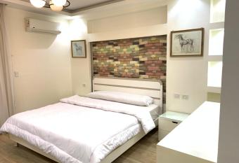                                                                      Zayed Regency                                                                                                                                          222 has rooms with a private hot tub