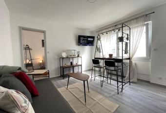 T2 Elio - proche gare et a  roport, parking priv   allows 18 year olds to book a room