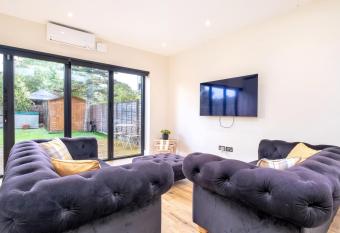 Spacious 6 bedroom, 2 bathroom house has Balcony rooms