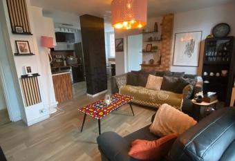 Bel appartement spacieux ,convivial de 3 chambres avec parking priv   s  cure has Balcony rooms