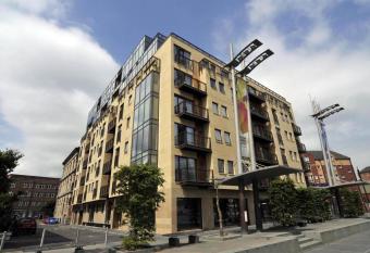 Stylish 1 Bed Apartment in Belfast City Centre has Balcony rooms