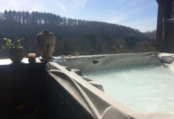 At Home - Jacuzzi privatif allows 18 year olds to book a room