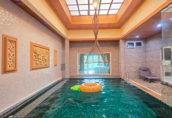 Luxury Pool Villa 5 mins to Phuket Old Town has rooms with a private hot tub