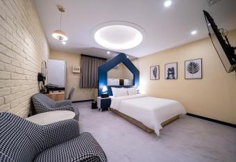 Hotel Bosco Incheon has rooms with a private hot tub