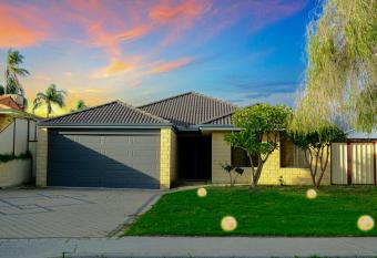 Spacious 5B2B house near airport n casino has rooms with a private hot tub