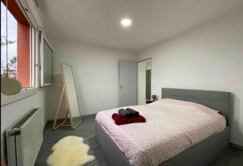 T2 7 Lys - central, terrasse, garage allows 18 year olds to book a room