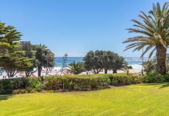 Beachfront apartment with Jacuzzi-Camps Bay has rooms with a private hot tub
