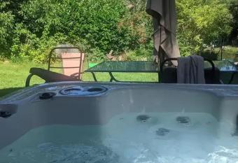 Appartement confortable a Gerbepal 55 m   avec sauna has rooms with a private hot tub