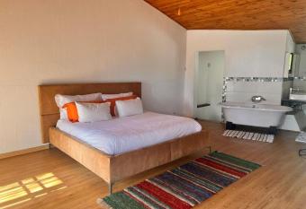 GuestHouse Oaktree Fourways has Balcony rooms