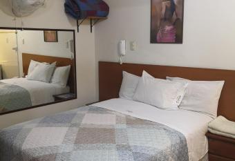 Hs Baltimore has rooms with a private hot tub