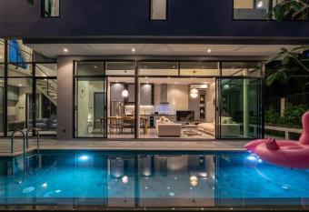                                            has rooms with a private hot tub