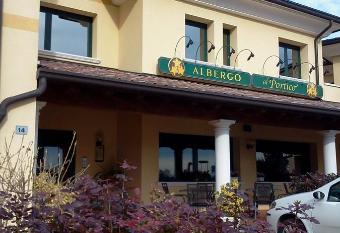 Albergo Al Portico has Smoking/Balcony rooms