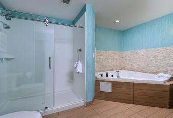 Holiday Inn Hotel & Suites Edmonton Airport Conference Centre, an IHG Hotel has rooms with a private hot tub