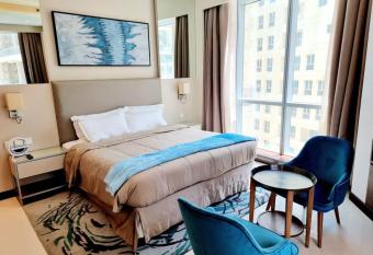 Luxury Three Bedroom Apt has Balcony rooms