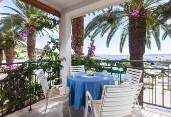 Villa Helena has Balcony rooms