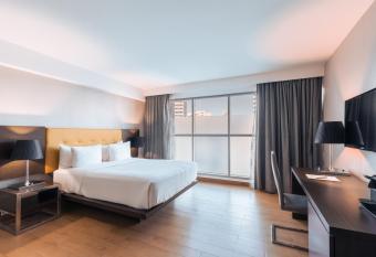 Exe Oriental Panam   allows 18 year olds to book a room