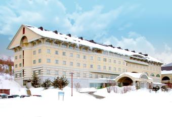 Palcall Tsumagoi Resort Ski & Hotel has rooms with a private hot tub