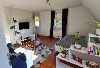 Sch  ne Fewo, alt trifft auf neu has Balcony rooms