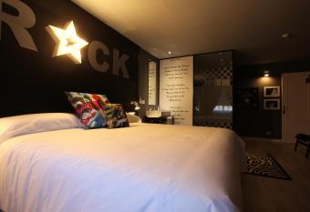 Hotel Apartamentos Rock Star allows 18 year olds to book a room