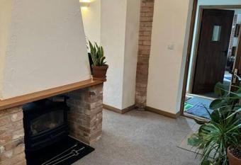 Broadlea Cottage has Balcony rooms