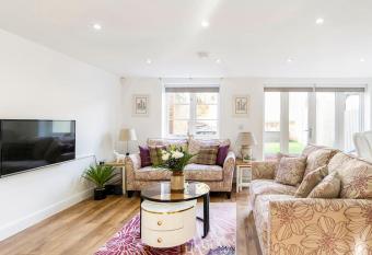 Braeburn Cottage Central Bewdley- 2 Parking Spaces has rooms with a private hot tub