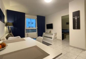 T2 5 Lys - centre ville, parking priv   allows 18 year olds to book a room