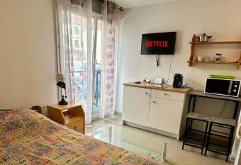 Studio tout   quip   avec parking 9 has Smoking rooms