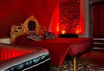 SP Golden House has rooms with a private hot tub