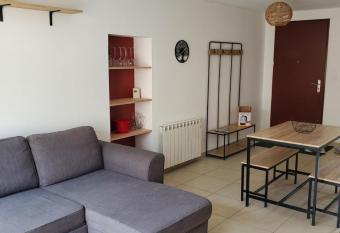 Maison 6 voyageurs proche de l a  roport has Balcony rooms