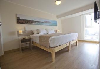 Urbano Apartments Miraflores Pardo has rooms with a private hot tub