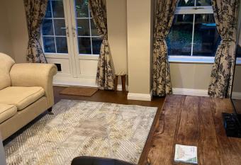 Garden Flat near train station has Balcony rooms