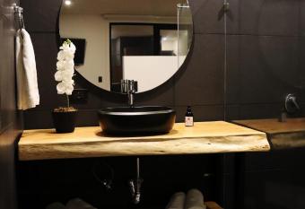 Dharma Hotel Boutique Spa has rooms with a private hot tub