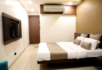 Adarsh Palace Hotel allows 18 year olds to book a room