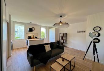 Charmant T2 Hyper centre de Saint Denis de Pile allows 18 year olds to book a room