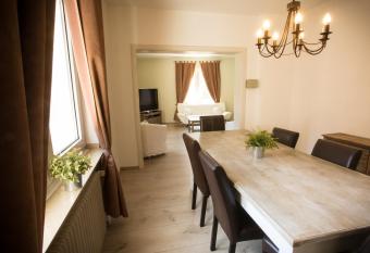 Stadthotel J  lich - Hotelwohnungen allows 18 year olds to book a room