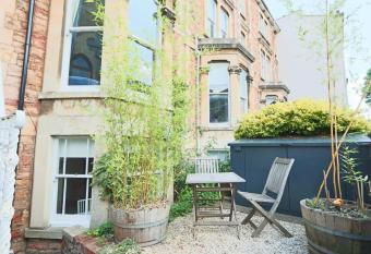 Lovely Alma Vale one bedroom flat has Balcony rooms