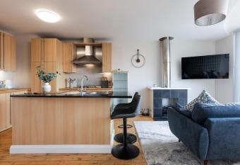 Modern Penthouse Apartment 2 Bed, 2 Bath Sleeps 6 City Centre has Balcony rooms